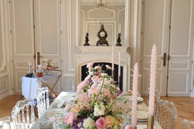 Miniature Location salle Chaptuzat (Puy-de-Dôme) - Château des Bérangers #7 Allée bordée de jeunes arbustes menant à une porte en fer, entourée d'arbres et d'un espace herbeux.