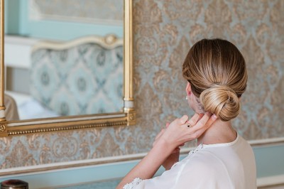 Miniature Location salle Chaptuzat (Puy-de-Dôme) - Château des Bérangers #19 Allée bordée de jeunes arbustes menant à une porte en fer, entourée d'arbres et d'un espace herbeux.