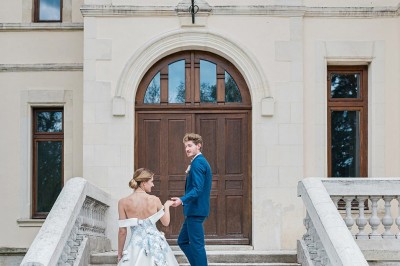 Miniature Location salle Chaptuzat (Puy-de-Dôme) - Château des Bérangers #2 Allée bordée de jeunes arbustes menant à une porte en fer, entourée d'arbres et d'un espace herbeux.