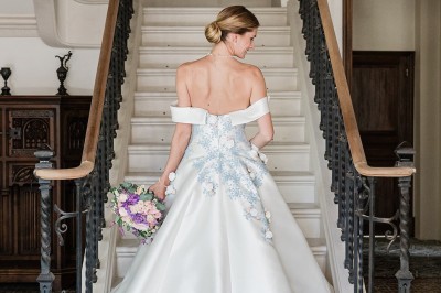 Miniature Location salle Chaptuzat (Puy-de-Dôme) - Château des Bérangers #8 Allée bordée de jeunes arbustes menant à une porte en fer, entourée d'arbres et d'un espace herbeux.