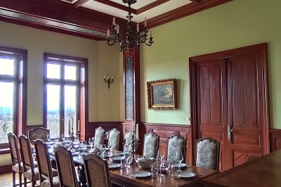 Miniature Location salle Chaptuzat (Puy-de-Dôme) - Château des Bérangers #9 Table élégamment dressée avec fleurs pastel, chandeliers roses torsadés et vaisselle raffinée dans une salle classique.