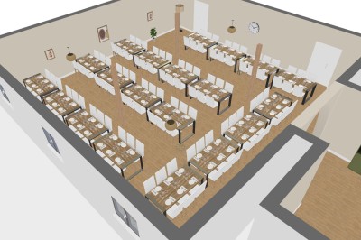 Salle de réception avec de longues tables dressées, chaises blanches et décoration sobre dans un espace lumineux.