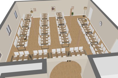 Salle de réception avec de longues tables dressées, chaises blanches et décoration sobre dans un espace lumineux.