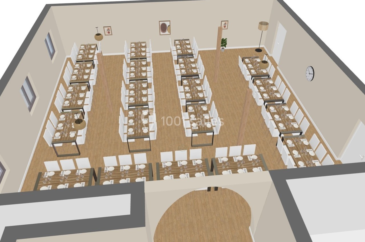 Salle à manger aménagée avec des tables alignées, dressées pour un repas, dans un espace lumineux et épuré.