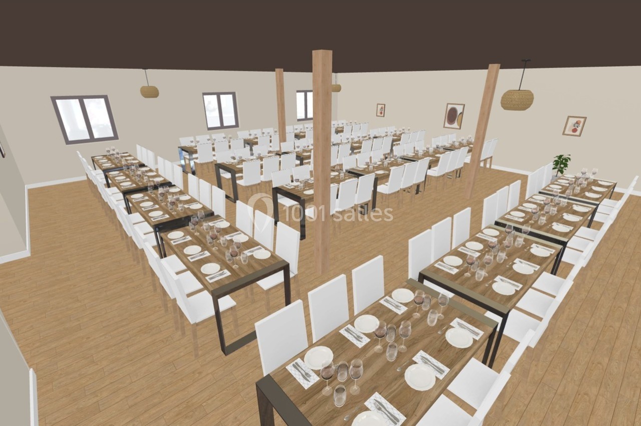 Salle de réception aménagée avec de longues tables en bois, dressées avec vaisselle et chaises blanches.