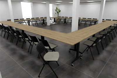 Salle de réception avec de longues tables dressées, chaises blanches et décoration sobre dans un espace lumineux.