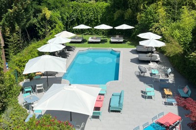 Miniature Location salle Jons (Rhône) - Bridge Hotel Lyon Est #11 Piscine extérieure entourée de transats avec parasols blancs, bordée de pelouse et d'arbres verdoyants.