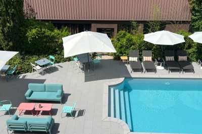 Miniature Location salle Jons (Rhône) - Bridge Hotel Lyon Est #42 Piscine extérieure entourée de transats avec parasols blancs, bordée de pelouse et d'arbres verdoyants.