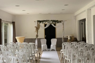 Installation de matériel de sonorisation et d'éclairage dans une salle avec un lustre et un plafond en bois.