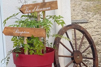 Installation de matériel de sonorisation et d'éclairage dans une salle avec un lustre et un plafond en bois.