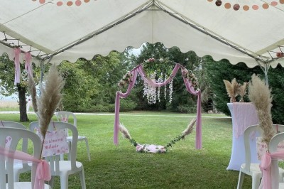 Installation de matériel de sonorisation et d'éclairage dans une salle avec un lustre et un plafond en bois.