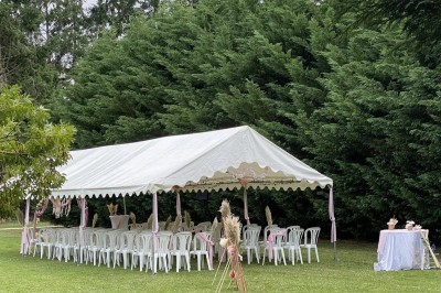 Installation de matériel de sonorisation et d'éclairage dans une salle avec un lustre et un plafond en bois.