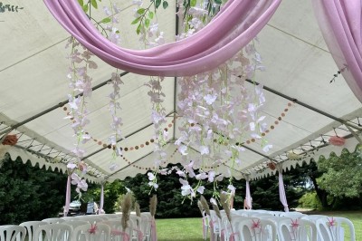 Installation de matériel de sonorisation et d'éclairage dans une salle avec un lustre et un plafond en bois.