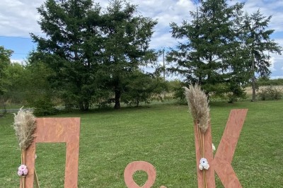 Installation de matériel de sonorisation et d'éclairage dans une salle avec un lustre et un plafond en bois.