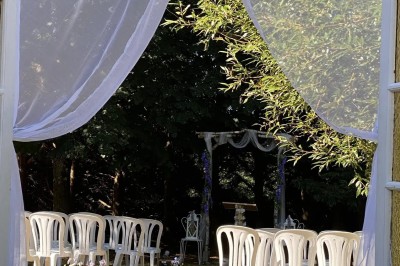 Installation de matériel de sonorisation et d'éclairage dans une salle avec un lustre et un plafond en bois.