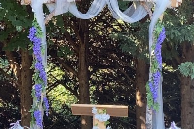 Installation de matériel de sonorisation et d'éclairage dans une salle avec un lustre et un plafond en bois.