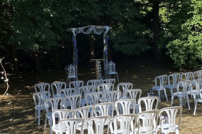 Installation de matériel de sonorisation et d'éclairage dans une salle avec un lustre et un plafond en bois.