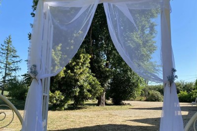 Installation de matériel de sonorisation et d'éclairage dans une salle avec un lustre et un plafond en bois.