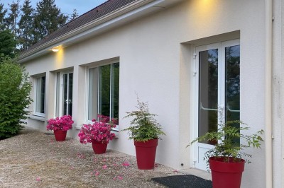 Installation de matériel de sonorisation et d'éclairage dans une salle avec un lustre et un plafond en bois.