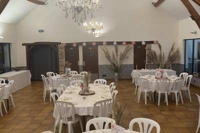 Installation de matériel de sonorisation et d'éclairage dans une salle avec un lustre et un plafond en bois.