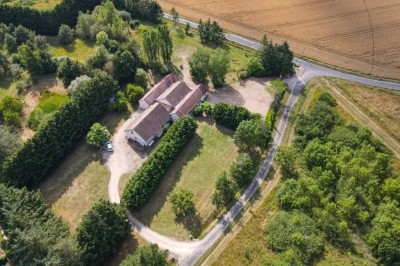 Installation de matériel de sonorisation et d'éclairage dans une salle avec un lustre et un plafond en bois.