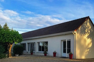 Installation de matériel de sonorisation et d'éclairage dans une salle avec un lustre et un plafond en bois.