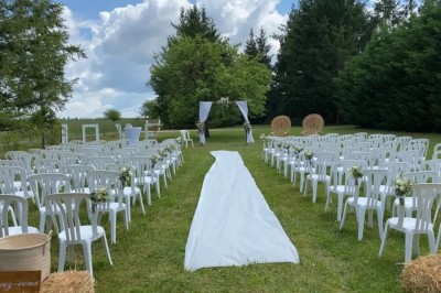 Installation de matériel de sonorisation et d'éclairage dans une salle avec un lustre et un plafond en bois.
