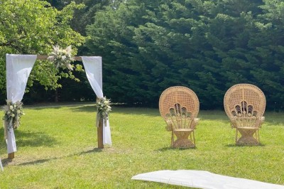 Installation de matériel de sonorisation et d'éclairage dans une salle avec un lustre et un plafond en bois.