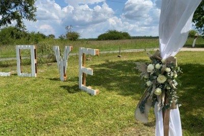 Installation de matériel de sonorisation et d'éclairage dans une salle avec un lustre et un plafond en bois.