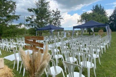 Installation de matériel de sonorisation et d'éclairage dans une salle avec un lustre et un plafond en bois.