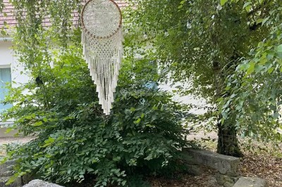 Installation de matériel de sonorisation et d'éclairage dans une salle avec un lustre et un plafond en bois.