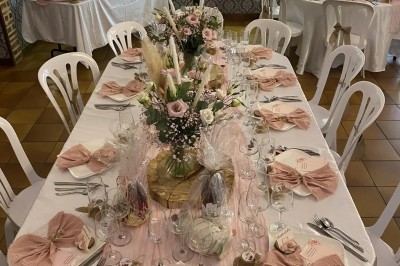 Installation de matériel de sonorisation et d'éclairage dans une salle avec un lustre et un plafond en bois.
