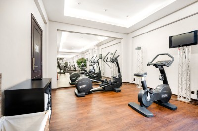 Miniature Location salle Bruxelles (Bruxelles-Capitale) - Marivaux Hotel Congress & Seminar Centre #21 Salle de sport lumineuse avec vélos d'exercice, tapis de course et miroir mural, sol en bois.