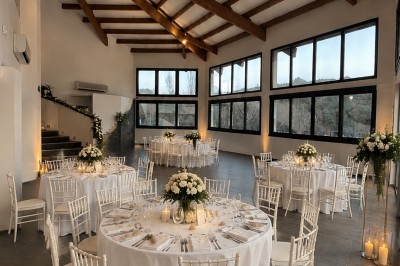 Miniature Salle ELEGANCE Salle de réception décorée avec des tables rondes, nappes blanches, chaises assorties et arrangements floraux élégants.