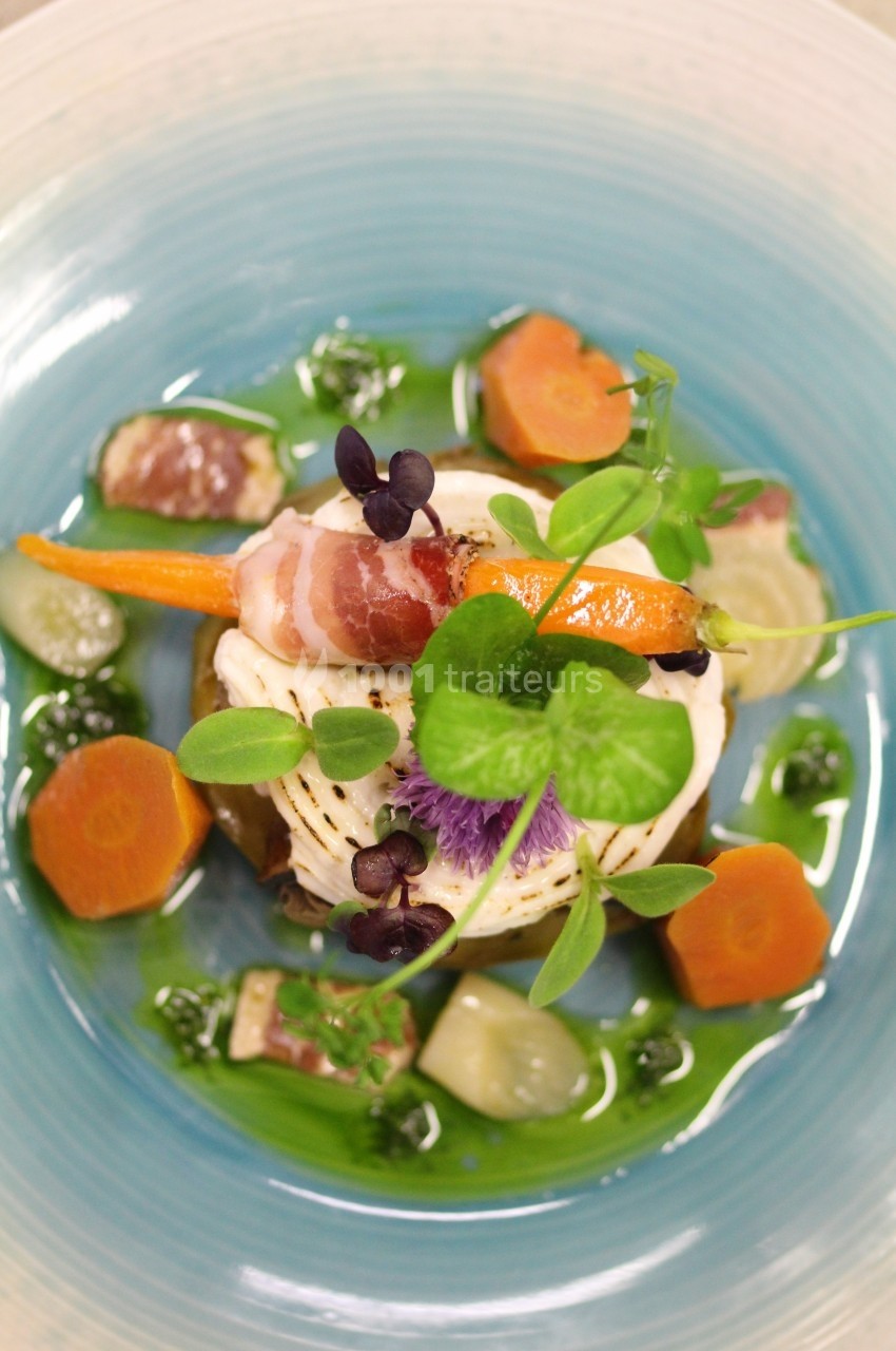 Assiette gastronomique composée de légumes colorés, d'herbes fraîches et d'une garniture enroulée de lard.
