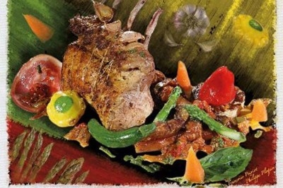 Composition florale avec roses blanches, fleurs rouges et feuillage, disposée sur un cadre rouge sur sol en mosaïque.