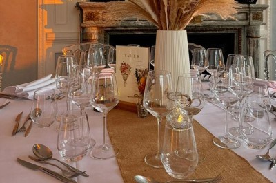 Miniature Traiteur Saint-Maur-des-Fossés (Val-de-Marne) - CDJ Traiteur #10 Plateau de mignardises composé de tartelettes aux framboises et de carrés au chocolat garnis de noix.