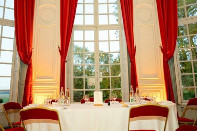 Miniature Traiteur Saint-Maur-des-Fossés (Val-de-Marne) - CDJ Traiteur #11 Plateau de mignardises composé de tartelettes aux framboises et de carrés au chocolat garnis de noix.