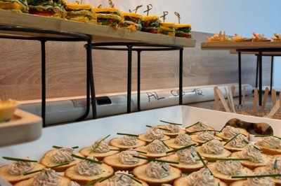 Miniature Traiteur Saint-Maur-des-Fossés (Val-de-Marne) - CDJ Traiteur #7 Plateau de mignardises composé de tartelettes aux framboises et de carrés au chocolat garnis de noix.