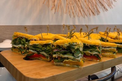 Miniature Traiteur Saint-Maur-des-Fossés (Val-de-Marne) - CDJ Traiteur #3 Plateau de mignardises composé de tartelettes aux framboises et de carrés au chocolat garnis de noix.