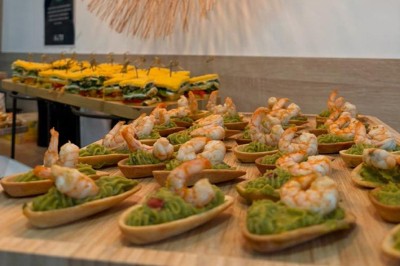 Miniature Traiteur Saint-Maur-des-Fossés (Val-de-Marne) - CDJ Traiteur #2 Plateau de mignardises composé de tartelettes aux framboises et de carrés au chocolat garnis de noix.