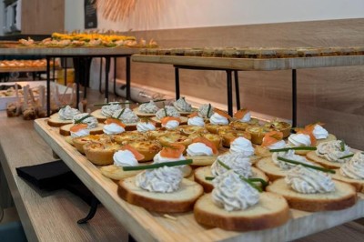 Miniature Traiteur Saint-Maur-des-Fossés (Val-de-Marne) - CDJ Traiteur #6 Plateau de mignardises composé de tartelettes aux framboises et de carrés au chocolat garnis de noix.