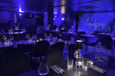 Miniature Location salle Paris 10 (Paris) - Lou Diprey #2 Salle de restaurant élégante avec tables rondes, lampes tamisées et éclairage bleu créant une ambiance intimiste.