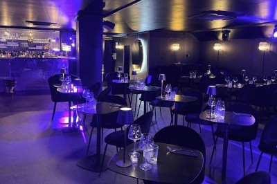 Miniature Location salle Paris 10 (Paris) - Lou Diprey #3 Salle de restaurant élégante avec tables rondes, lampes tamisées et éclairage bleu créant une ambiance intimiste.
