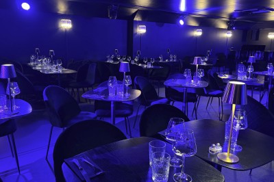 Miniature Location salle Paris 10 (Paris) - Lou Diprey #4 Salle de restaurant élégante avec tables rondes, lampes tamisées et éclairage bleu créant une ambiance intimiste.