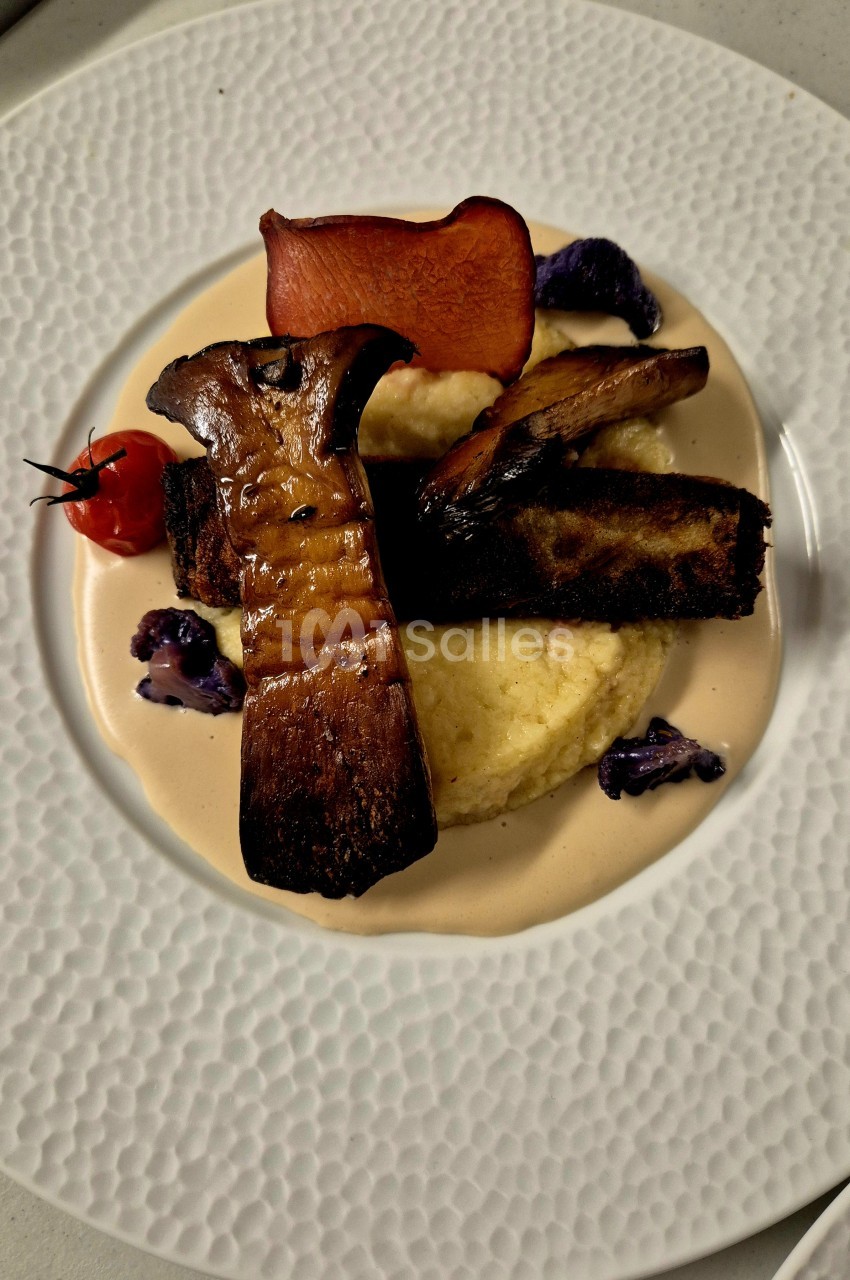 Assiette dressée sur une purée crémeuse nappée d'une sauce claire, avec des champignons grillés, une tranche de légume rôti rouge, un chou violet et une tomate cerise. Let me check length: roughly 170 characters. Too long. Shorten. Assiette sur purée