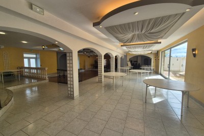 Miniature Location salle Souligné-sous-Ballon (Sarthe) - Le Grand Chêne #9 Deux tonneaux en bois avec parasols sur un sol gravillonné, près d'arbres sous un ciel bleu.