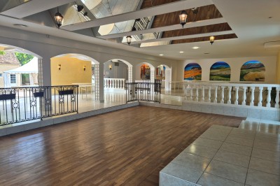 Miniature Location salle Souligné-sous-Ballon (Sarthe) - Le Grand Chêne #10 Deux tonneaux en bois avec parasols sur un sol gravillonné, près d'arbres sous un ciel bleu.