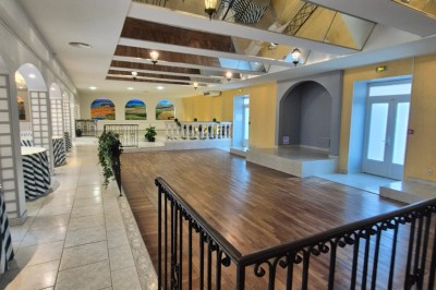 Miniature Location salle Souligné-sous-Ballon (Sarthe) - Le Grand Chêne #7 Deux tonneaux en bois avec parasols sur un sol gravillonné, près d'arbres sous un ciel bleu.