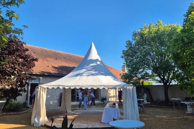 Miniature Location salle Souligné-sous-Ballon (Sarthe) - Le Grand Chêne #14 Deux tonneaux en bois avec parasols sur un sol gravillonné, près d'arbres sous un ciel bleu.